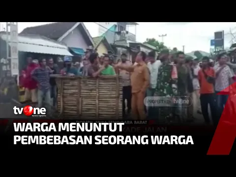 Tuntut Pembebasan Seorang Warga, Puluhan Warga Desa Blokade Jalan