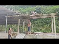 Lagu Yen Chi's foster father came to help the two of them finish the roof of the pigsty