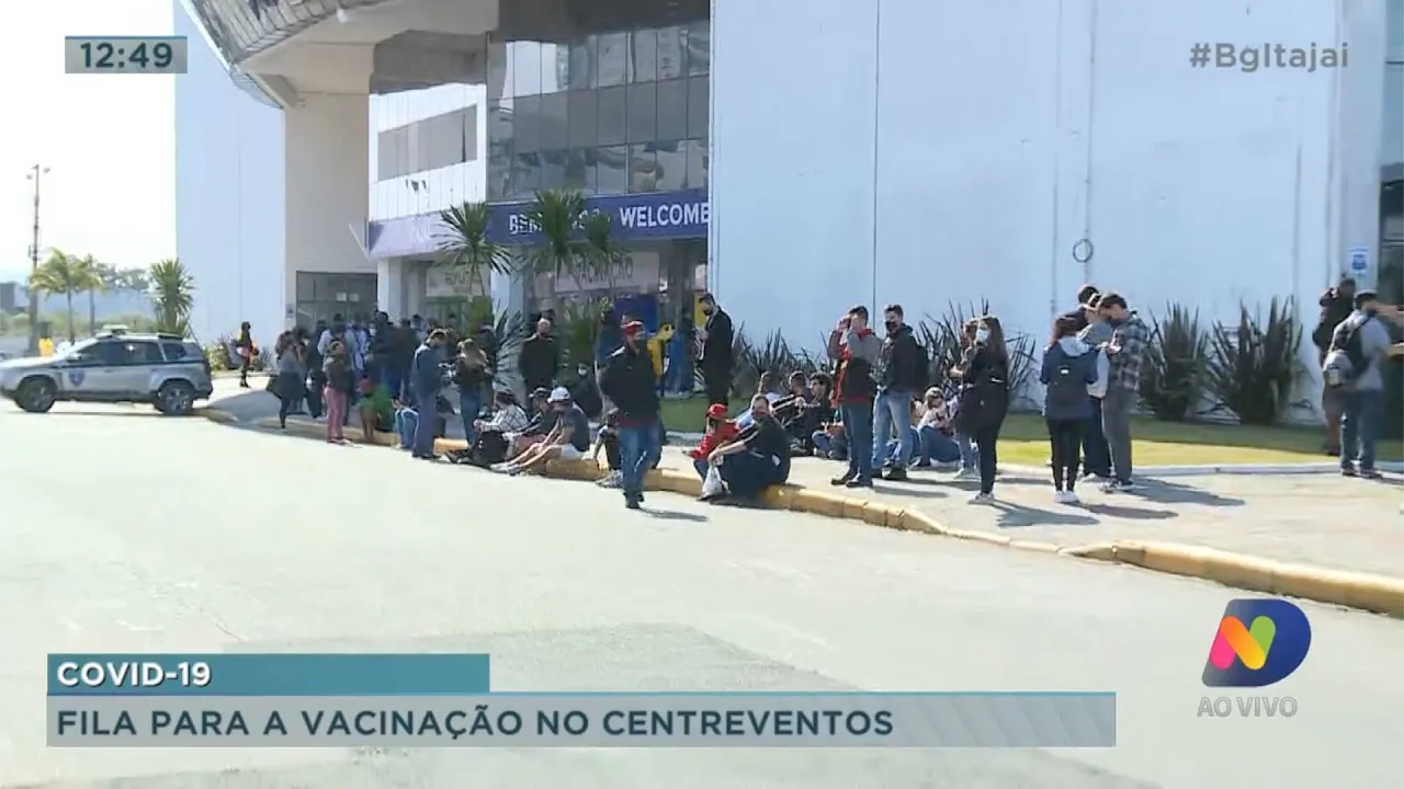 Fila para vacinação no centreventos contra Covid-19 em Itajaí