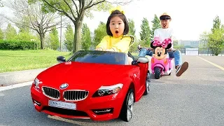 بو لام اللعب مع لعبة السيارات 