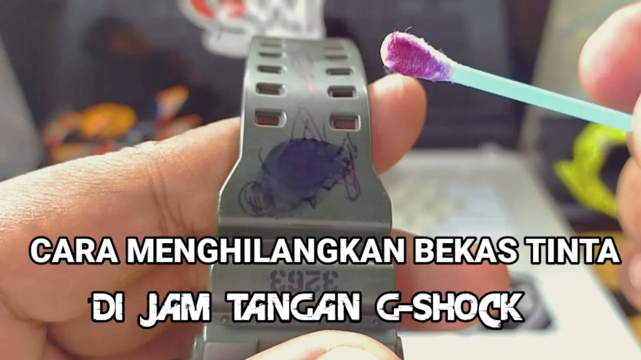 Cara menghilangkan bekas cat pada sofcase handphone. 