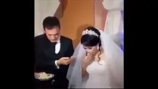 زوج يضرب زوجتة في حفل زفاف 
