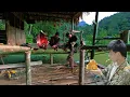 Download Lagu Overleven in de jungle met één been | Bamboe waterleiding, kwarts verkopen \u0026 kippen houden