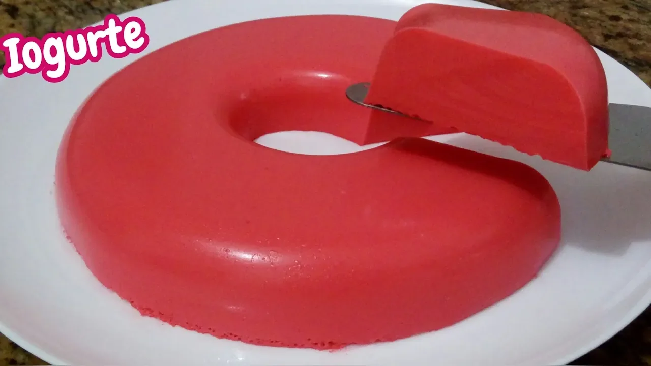Para fazer essa receita nós iremos utilizar gelatina no sabor cereja, você pode substituir pelo sabo. 