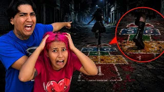 SE ENCONTRAR UMA MENINA PULANDO AMARELINHA FUJA!