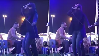 اول راقصة منقبة في السعودية ترقص وتغني وسط الرجال وغضب كبير من رواد الميديا وتعليق الجمهور 