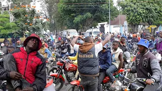 mazishi ya kijana arusha aliyefariki na kukutwa darajani na pikipiki tazama walichokifanya wenzake
