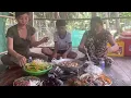 Download Lagu nồi lẩu Hải sản cá hồi.được chị hạnh(ở Mỹ)tài trợ.buổi chia tay ngẹn ngào chỉ còn ba dì cháu.LCSVD