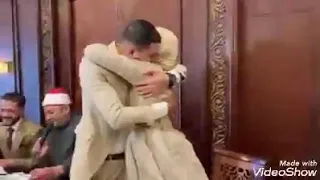 وكأني من حقي احضنك وسط الشوارع 