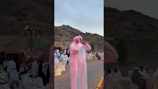 الشيخ إبراهيم المدني   المؤذن بالمسجد الحرام يرفع أذان المغرب بإفطار عبدالعزيز بخش ووالده الرمضاني  دندنها
