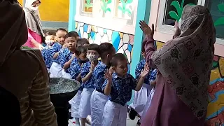 baris berbaris sebelum masuk kelas tknegeripembina sekolahtk cibinong anaktk