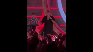 عمرو دياب اغنيه اللوك الجديد لاول مره لايف دندنها