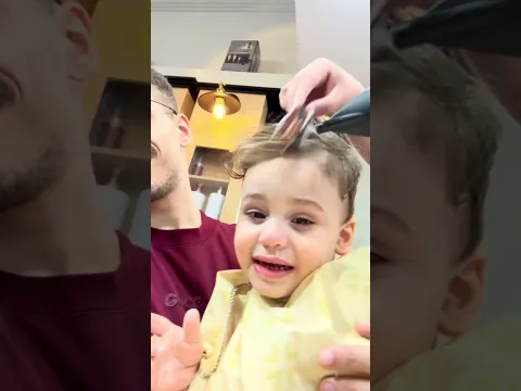 الأستاذ جوفر و ابنه عند الحلاق لأول مرة في حياته🤣