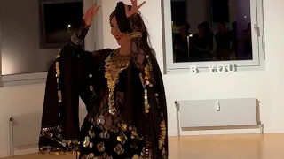                          إنت عم الناس و عمي                    دندنها