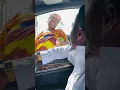 Download Lagu Tizama mahojiano ya tajiri chief godlove na mama muuza vifurushi ampatia mtaji
