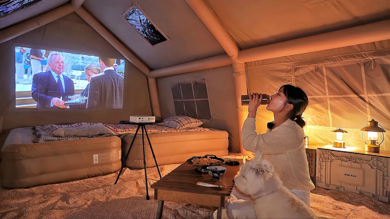 【애견동반 캠핑】 10분 만에 5평짜리 초대형 에어텐트 만들어 아늑한 솔로캠핑⛺️ / 나만의 영화관 만들기 / 숲속캠핑장 리캠프 / 네스테어 / Solo Camping 썸네일