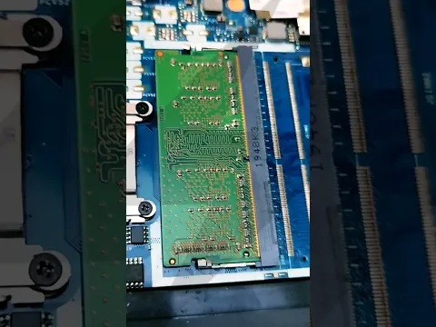 Retirer une barrette de RAM laptop