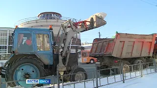 На уборку дорог и межквартальных проездов в Омске выйдет привлеченная техника