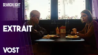 Kinds of Kindness - Extrait : La femme n'arrête pas de me regarder (VOST) | Searchlight Pictures