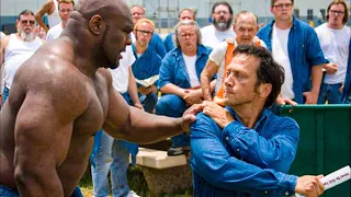 المسـ ـاجين بيفتكروه ضعيف لان جسمه قليل وبيتفاجئو انه مقـ ـاتل محترف وبيعلمهم كلهم الادب سجـ ـون 