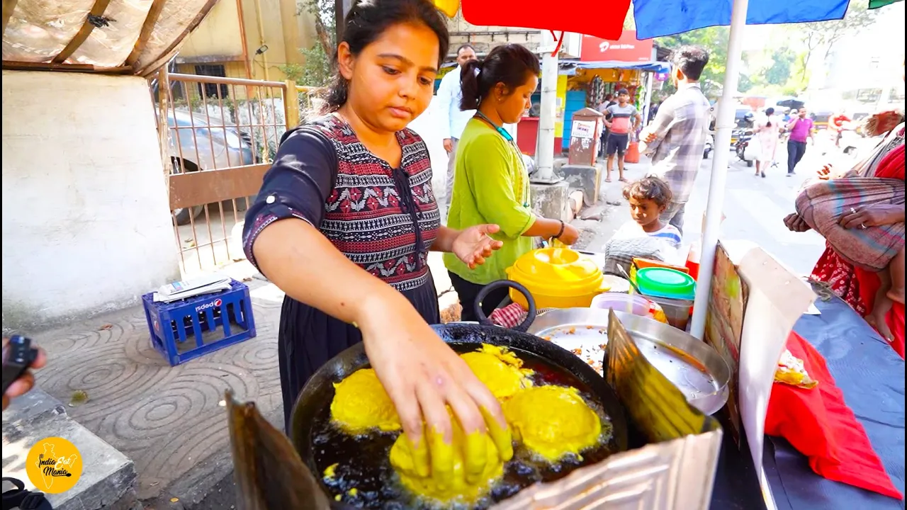 Two Hardworking Friends Selling Cheese Ulta Vada Pav In Mumbai Rs. 25/- Only l Mumbai Street Food