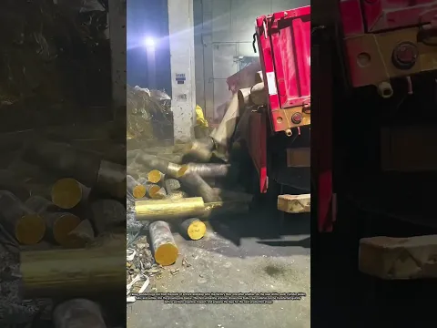 تفريغ جذوع خشبية ثقيلة من الشاحنة بطريقة سريعة داخل المصنع