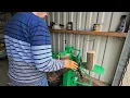 Download Lagu Hout kloven met een kloofmachine