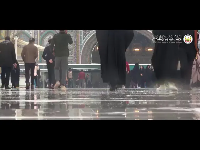 ⁣قطرات الأمطار تغازل دموع زوار الحسين عليه السلام.
