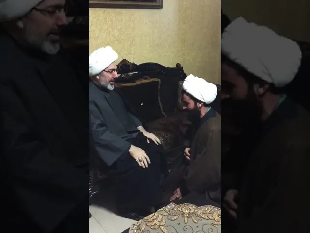 ⁣الدكتور الشيخ إبراهيم العاملي بعد قراءته جوار السيدة صفية عليها السلام يقلد العمامة لأحد الطلاب