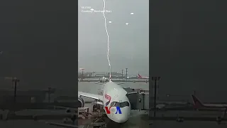 لحظه برخورد رعد و برق به هواپیما دندنها
