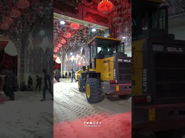 ⁣فرش ابواب الصحن الحسيني الشريف بالرمال استعدادا لاستقبال موكب عزاء 