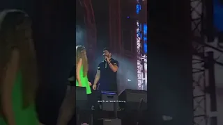 تامر حسني يغني لهنا الزاهد على المسرح أغنية انت اختيار من فيلم أحبك 