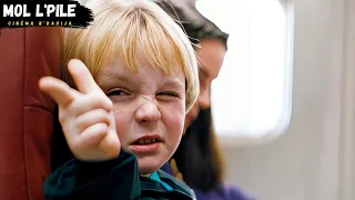 طـ ـفل يعطي أدلة على وجود مـ ـجرم خطير على متن الطائرة ولكن الجميع أعتقدو انه يمزح 𝐏𝐚𝐬𝐬𝐞𝐧𝐠𝐞𝐫 𝟓𝟕 