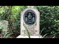 Madame Leota opens her eyes in the Haunted Mansion line queue