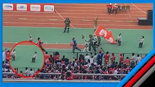 MBOSSO AFANYA BALAA SIMBA DAY ALLY KIBA ASHINDWA KUJIZUIA APANDA STEJINI 