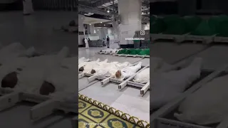 صلاة الجنازة على 14 جنازة منهم حجاج لم تغطى وجوههم في المسجد الحرام 