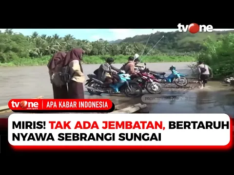 Tak Ada Akses Jembatan, Warga Polewali Bertaruh Nyawa Seberangi Sungai Deras