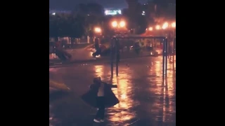 بنت عم تدور تحت المطر تحت الشتي 