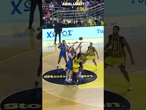 Μοκόκα πετάει στο παρκέ ανυποψίαστο διαιτητή στο Άρης-Μπούργος | Abaluben