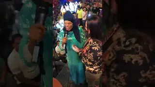 ام سماح  طلعت ع المسرح شوف عملت اية ف الفرح   دندنها