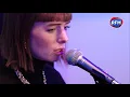 Marie Flore chante " Tout ou rien" dans les studios de RFM