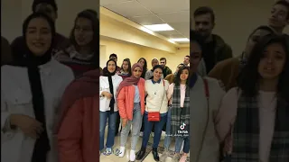 عايزني ياحبيبي اخلي بالي من مين دندنها
