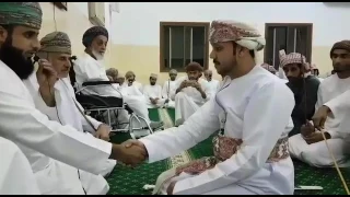 عماني يتزوج وفي أثناء الملكة ياتيه ضرب من الخلف بعض العادات تقريب ا زواج الدهر يارب 