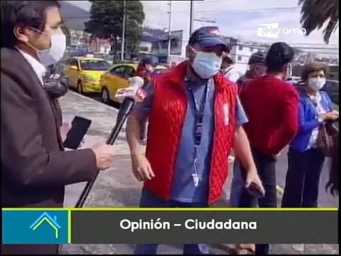 Aglomeración de personas en punto de vacunación en Quito