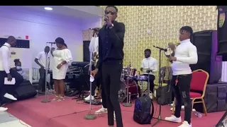 akintayo akinwande give them latest vibes on stage