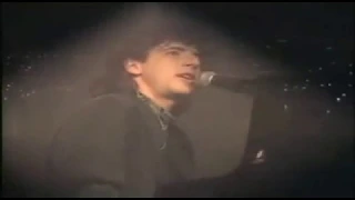 მომღერალი სცენაზე სამღერად ავიდა მაგრამ იმან რაც დარბაზში ნახა დაამუნჯა 