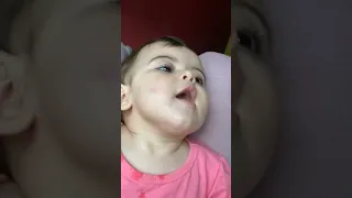 شاهد طفلة صغيرة تقول بابا لاول مرة 