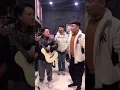 Download Lagu Chinese vingerknijper met hamer en gitaar spelend. Muur hameren.