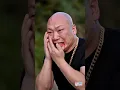 臭乞丐路边搭车却意外撞见被劫匪绑架的2个性感姐妹花，本以为必死无疑，谁料乞丐竟是绝世战神，一拳KO恶霸跪地求饶！姐妹二人当场反目抢着做他老婆！