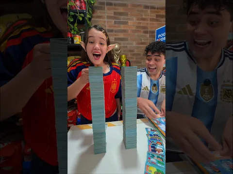 AS DUAS TORRES DE FIGURINHAS DA COPA CAÍRAM !!! #shorts #shortvideo #viral